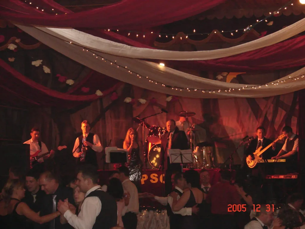 Kadry z&nbsp;wesel, zabaw, występów